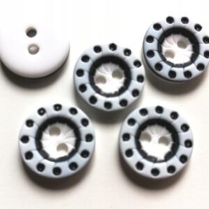 Guziki biało-czarne wzorek 12,5 mm 2 otw. 5 szt